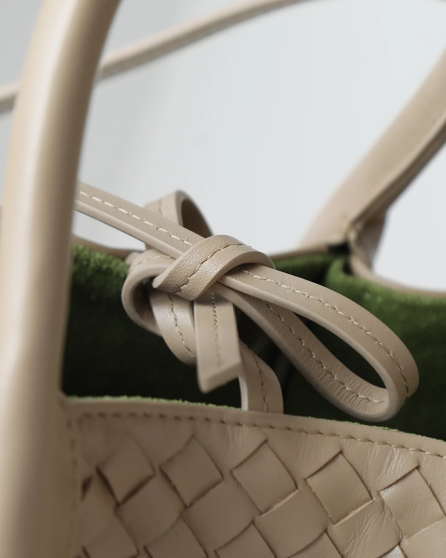 1000. BOTTEGA VENETA's 2025 new product pinacoteca has super soft leather, and the weaving function, practicality and relaxed fashion sense have not been lost ❤️‍🔥Amway is a must-have bag for sisters when going out. The size also accurately meets the commuting needs of urban beauties, and it can fit everything! ! ! 🔥The capacity should not be underestimated~ It doesn’t pick the person, the occasion, or the occasion. With its majestic curved outline, exquisite woven texture, delicate edges and rounded handles, this woven vegetable basket bag truly achieves the goal of “dressing up and being fashionable without getting in the way”~ Are you interested in Jimei? Style number: 819004 Size: 24*15*12cm